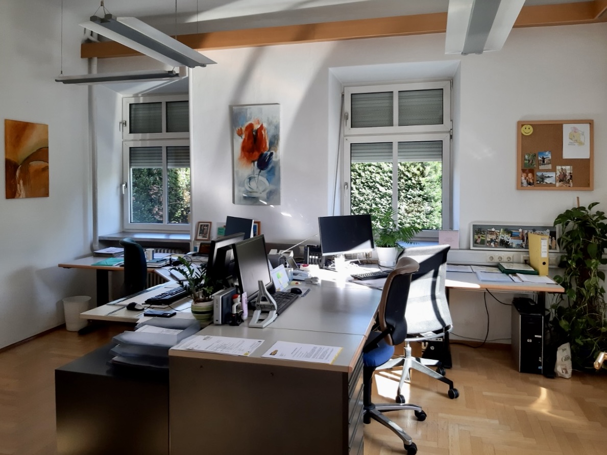 Helles Büro mit Parkettboden und großen Sprossen­fenstern