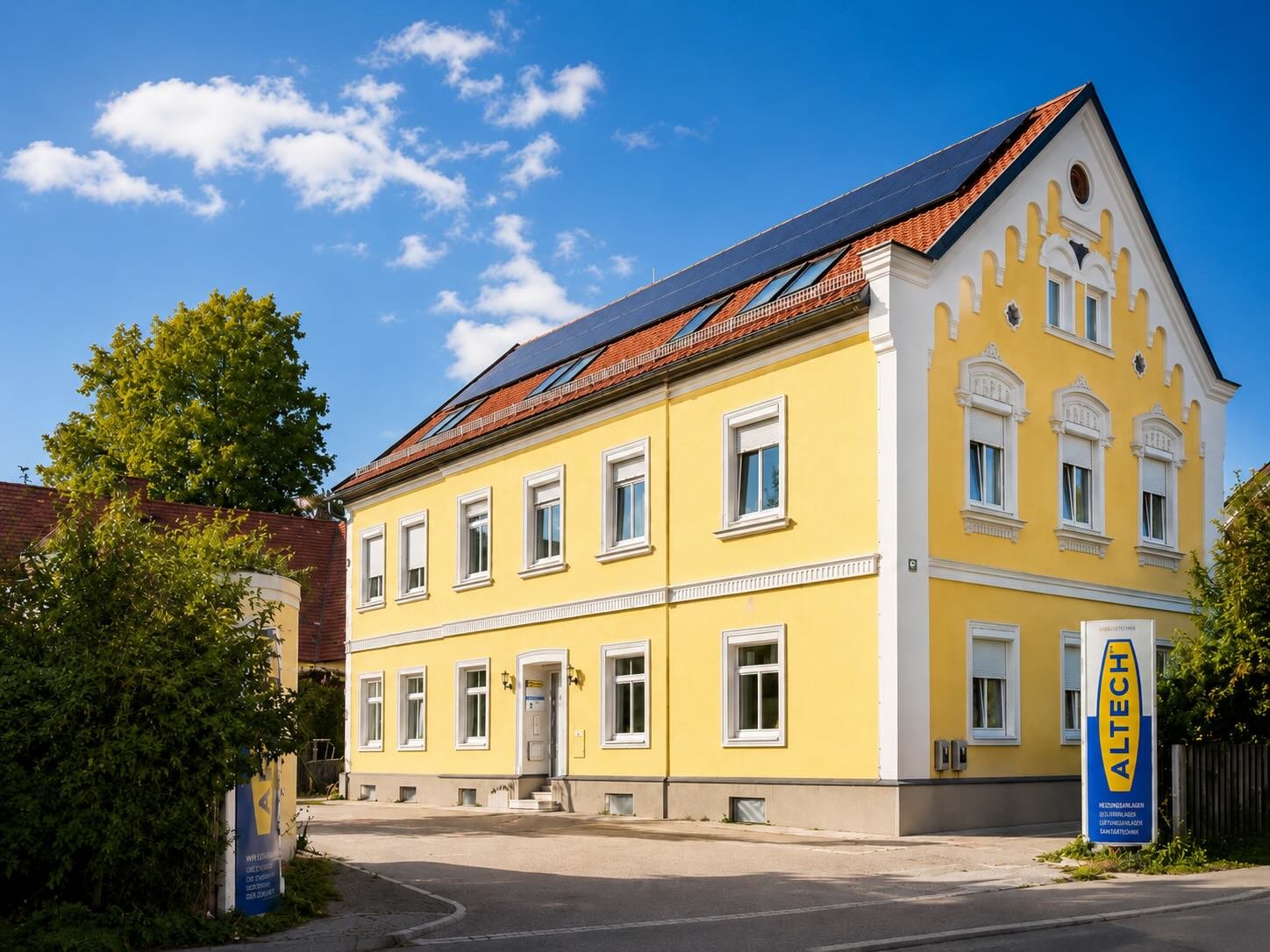 Straßenansicht – Gründerzeit-Fassade in Gelb mit Stuckverzierungen