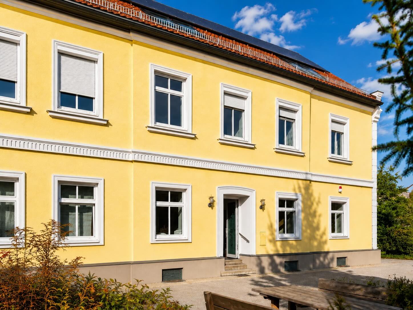Stattegger Straße 43 – Eingangsseite mit Detail der Fassade und Hofzufahrt